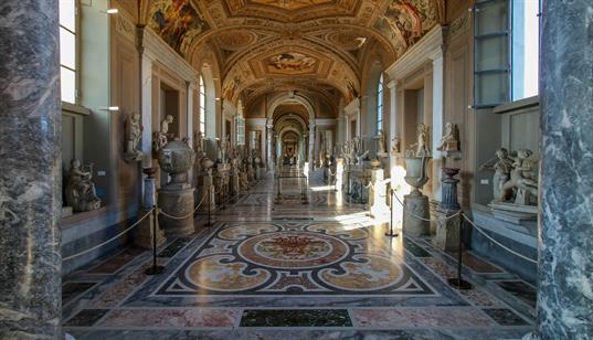 Die Galerie der Statuen und der Saal der Büsten zählen zu den 54 Galerien im Pio-Clementine Museum der Vatikanischen Museen und beherbergen zahlreiche griechische sowie römische Skulpturen. 